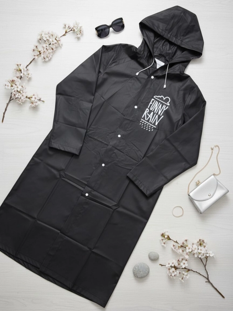 czarny-plaszcz-przeciwdeszczowy-bruno-rossi-d13-limitowana-edycja-raincoat-damski-wodoodporny-z-kapturem-oversize-lekki-na-deszcz-podrozny-modny-butik-szykownia-2
