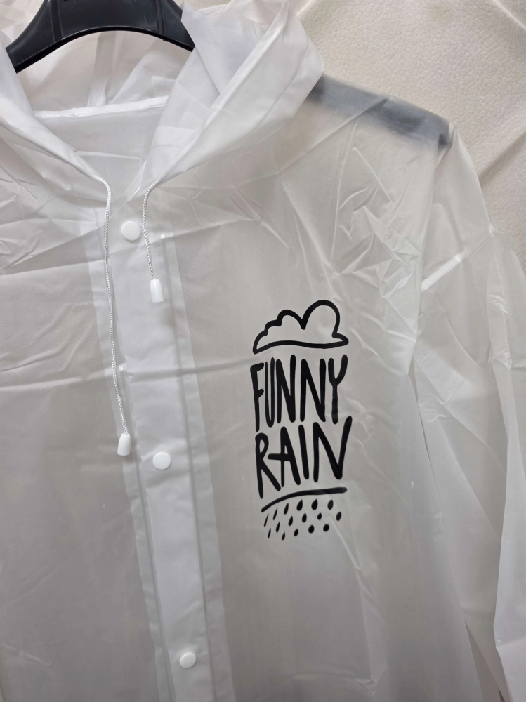 transparenty-bialy-plaszcz-przeciwdeszczowy-bruno-rossi-d13-limitowana-edycja-raincoat-damski-wodoodporny-z-kapturem-oversize-lekki-na-deszcz-podrozny-modny-butik-szykownia-10