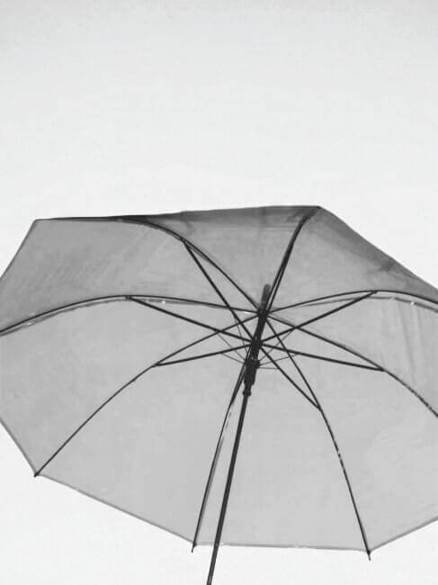 parasol-damski-transparentny-czarny-duzy-przezroczysty-elegancki-wodoodporny-ochrona-przed-deszczem-modny-akcesorium-wiosna-butik-szykownia-3