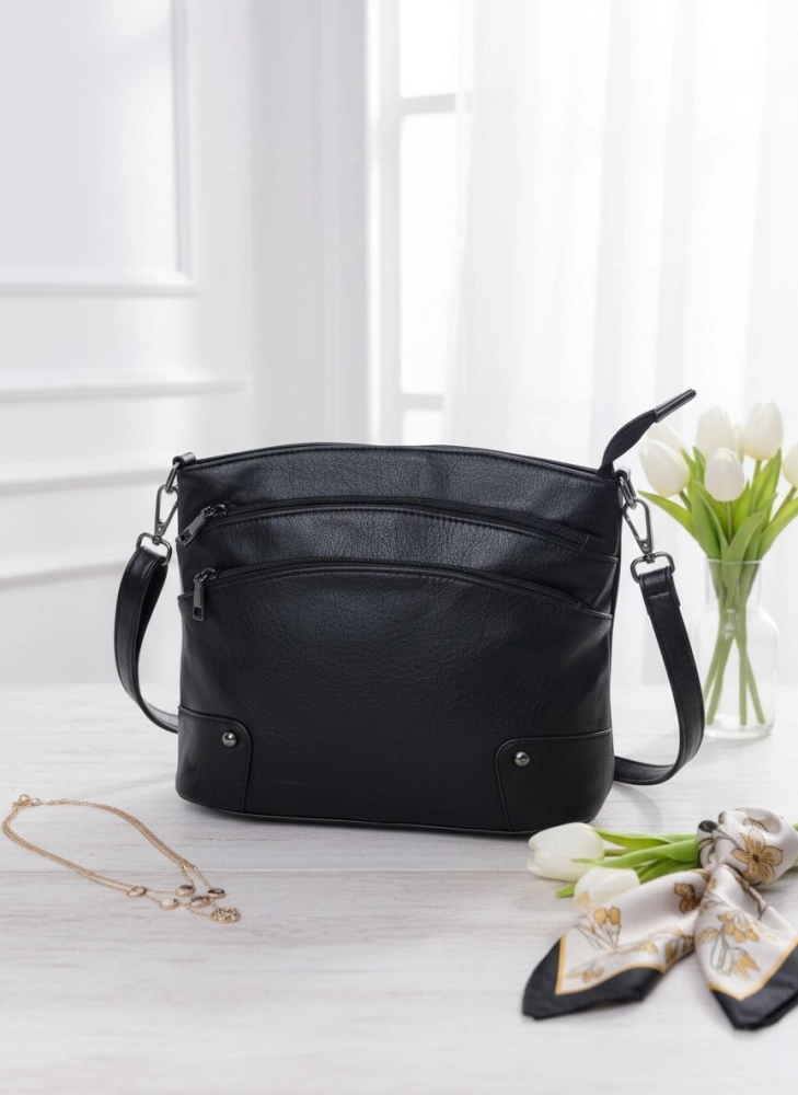 torebka-damska-czarna-listonoszka-l2195-srednia-na-ramie-crossbody-kieszenie-na-suwak-eko-skora-elegancka-codzienna-butik-szykownia-1