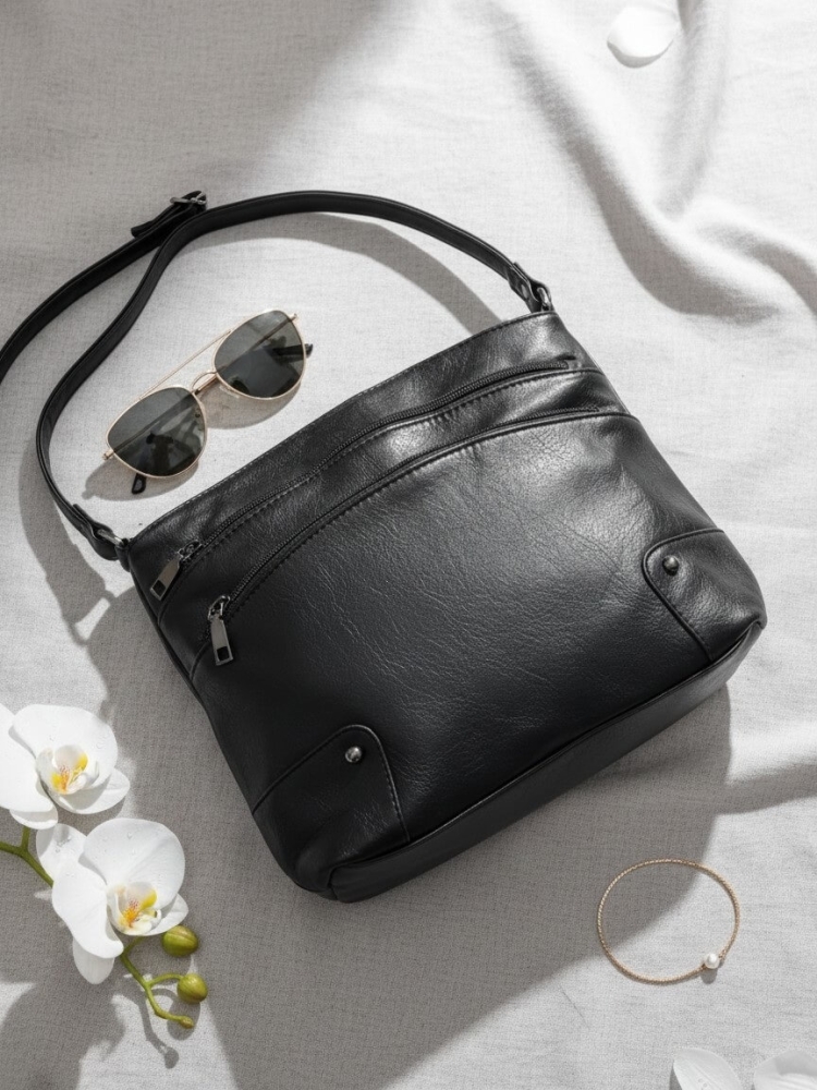 torebka-damska-czarna-listonoszka-l2195-srednia-na-ramie-crossbody-kieszenie-na-suwak-eko-skora-elegancka-codzienna-butik-szykownia-2