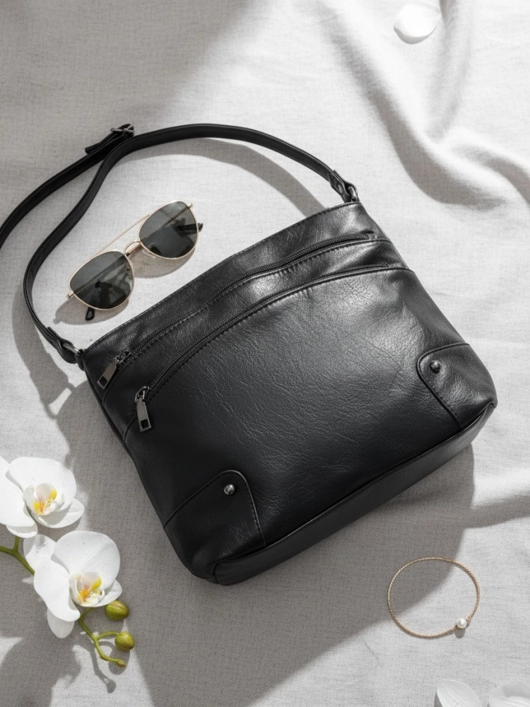 torebka-damska-czarna-listonoszka-l2195-srednia-na-ramie-crossbody-kieszenie-na-suwak-eko-skora-elegancka-codzienna-butik-szykownia-2