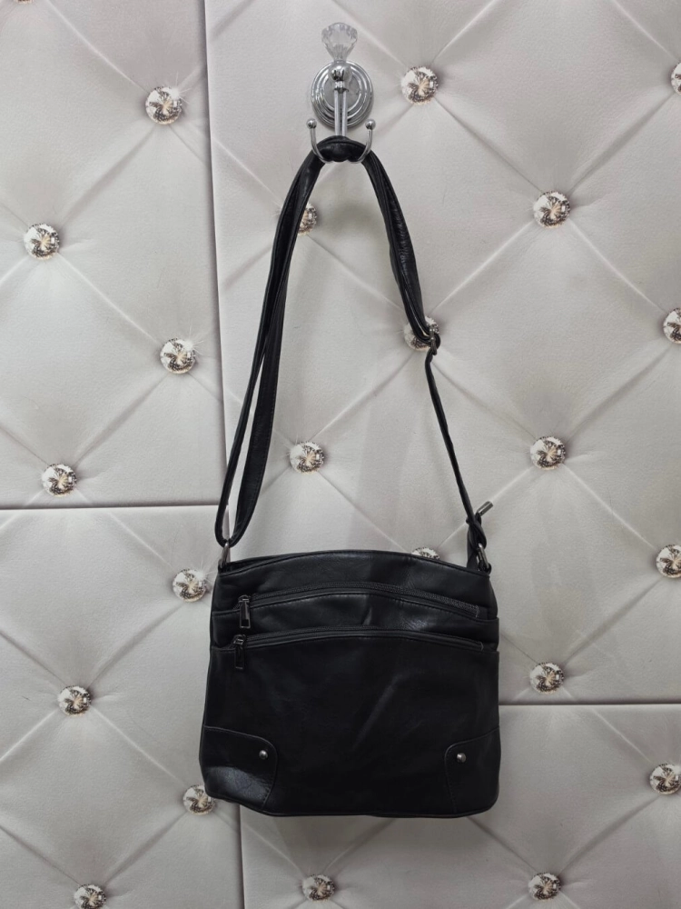 torebka-damska-czarna-listonoszka-l2195-srednia-na-ramie-crossbody-kieszenie-na-suwak-eko-skora-elegancka-codzienna-butik-szykownia-3