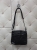 torebka-damska-czarna-listonoszka-l2195-srednia-na-ramie-crossbody-kieszenie-na-suwak-eko-skora-elegancka-codzienna-butik-szykownia-3