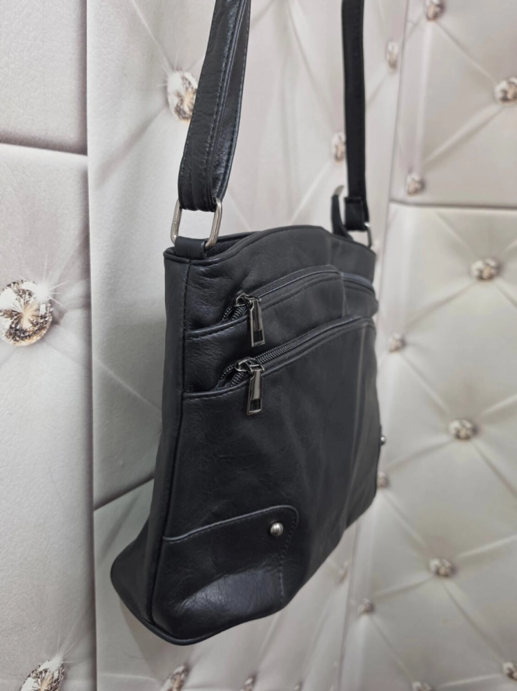 torebka-damska-czarna-listonoszka-l2195-srednia-na-ramie-crossbody-kieszenie-na-suwak-eko-skora-elegancka-codzienna-butik-szykownia-4