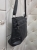 torebka-damska-czarna-listonoszka-l2195-srednia-na-ramie-crossbody-kieszenie-na-suwak-eko-skora-elegancka-codzienna-butik-szykownia-4