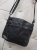 torebka-damska-czarna-listonoszka-l2195-srednia-na-ramie-crossbody-kieszenie-na-suwak-eko-skora-elegancka-codzienna-butik-szykownia-5