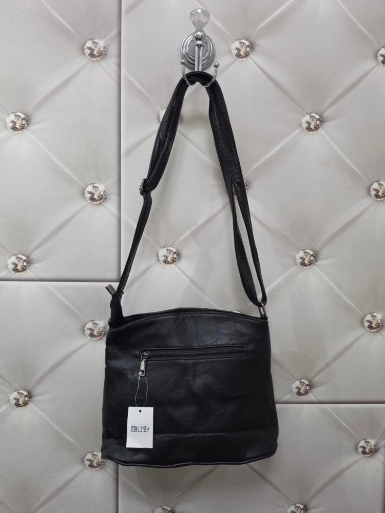 torebka-damska-czarna-listonoszka-l2195-srednia-na-ramie-crossbody-kieszenie-na-suwak-eko-skora-elegancka-codzienna-butik-szykownia-7