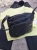 torebka-damska-czarna-listonoszka-l2195-srednia-na-ramie-crossbody-kieszenie-na-suwak-eko-skora-elegancka-codzienna-butik-szykownia-8