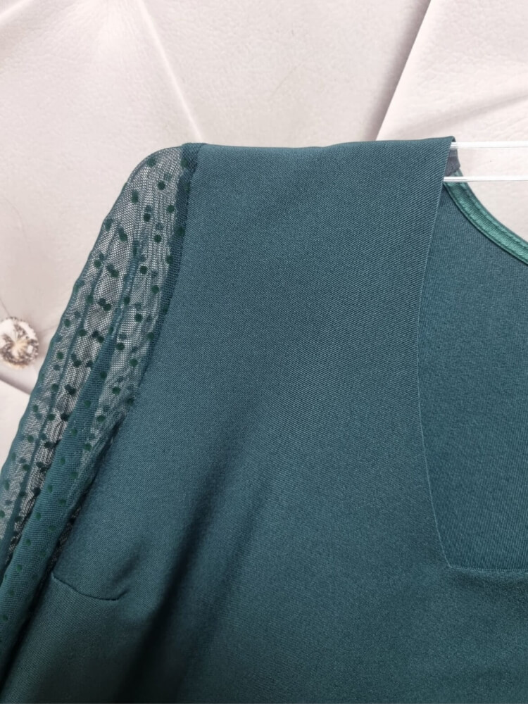 bluzka-melodia-butelkowa-zielona-dekolt-v-tiulowe-rekawy-kropeczki-elegancka-madex-plus-size-smile-butik-szykownia-8