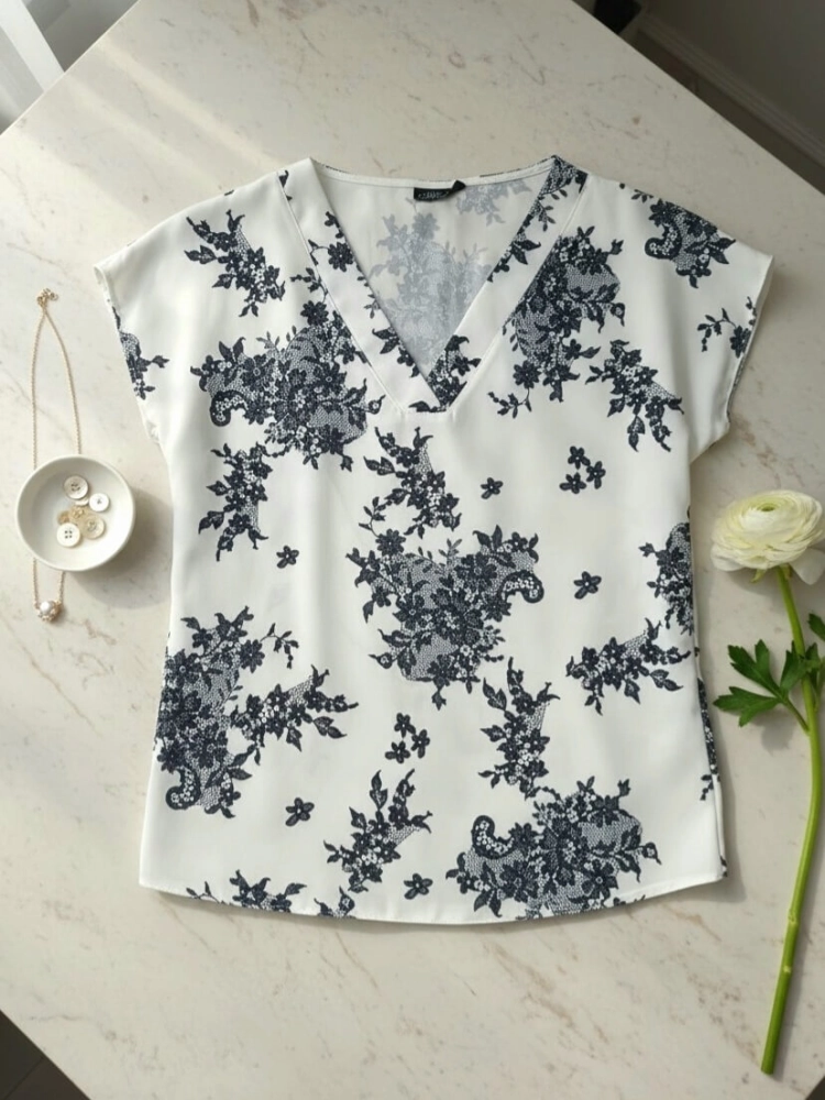 bluzka-madex-selina-biala-czarny-print-kwiatowy-dekolt-v-elegancka-bluzka-damska-krotki-rekaw-wiskoza-przewiewna-na-wiosne-do-pracy-i-na-komunie-butik-szykownia-4