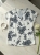bluzka-madex-selina-biala-czarny-print-kwiatowy-dekolt-v-elegancka-bluzka-damska-krotki-rekaw-wiskoza-przewiewna-na-wiosne-do-pracy-i-na-komunie-butik-szykownia-4