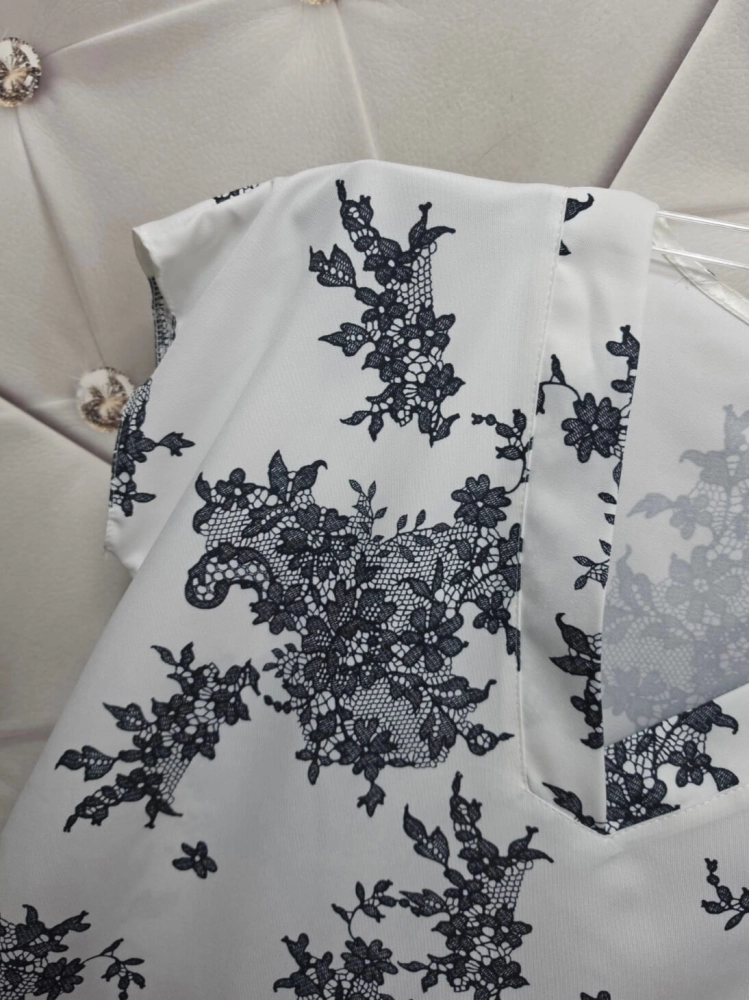 bluzka-madex-selina-biala-czarny-print-kwiatowy-dekolt-v-elegancka-bluzka-damska-krotki-rekaw-wiskoza-przewiewna-na-wiosne-do-pracy-i-na-komunie-butik-szykownia-7