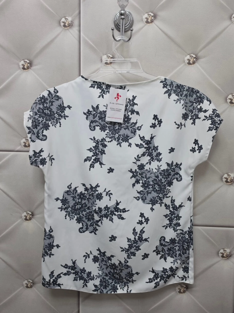 bluzka-madex-selina-biala-czarny-print-kwiatowy-dekolt-v-elegancka-bluzka-damska-krotki-rekaw-wiskoza-przewiewna-na-wiosne-do-pracy-i-na-komunie-butik-szykownia-10