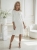 sukienka-blanca-biala-elegancka-sukienka-z-kwiatem-falbana-wloska-sukienka-oversize-lekka-letnia-sukienka-na-komunie-przyjecia-butik-szykownia-4