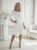 sukienka-blanca-biala-elegancka-sukienka-z-kwiatem-falbana-wloska-sukienka-oversize-lekka-letnia-sukienka-na-komunie-przyjecia-butik-szykownia-8