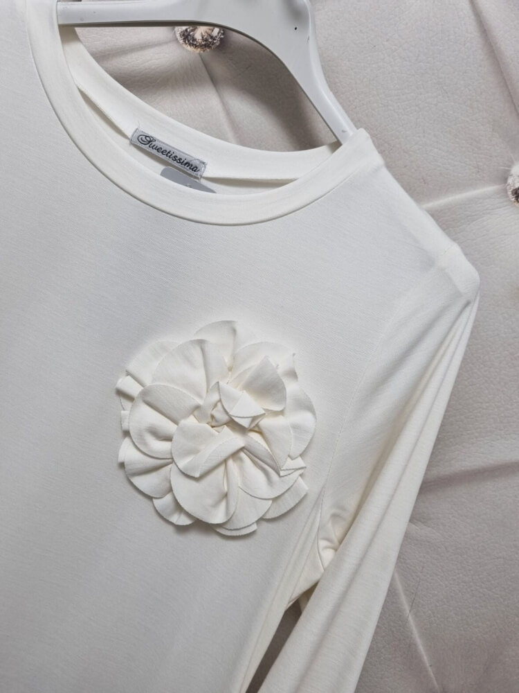 sukienka-blanca-biala-elegancka-sukienka-z-kwiatem-falbana-wloska-sukienka-oversize-lekka-letnia-sukienka-na-komunie-przyjecia-butik-szykownia-9