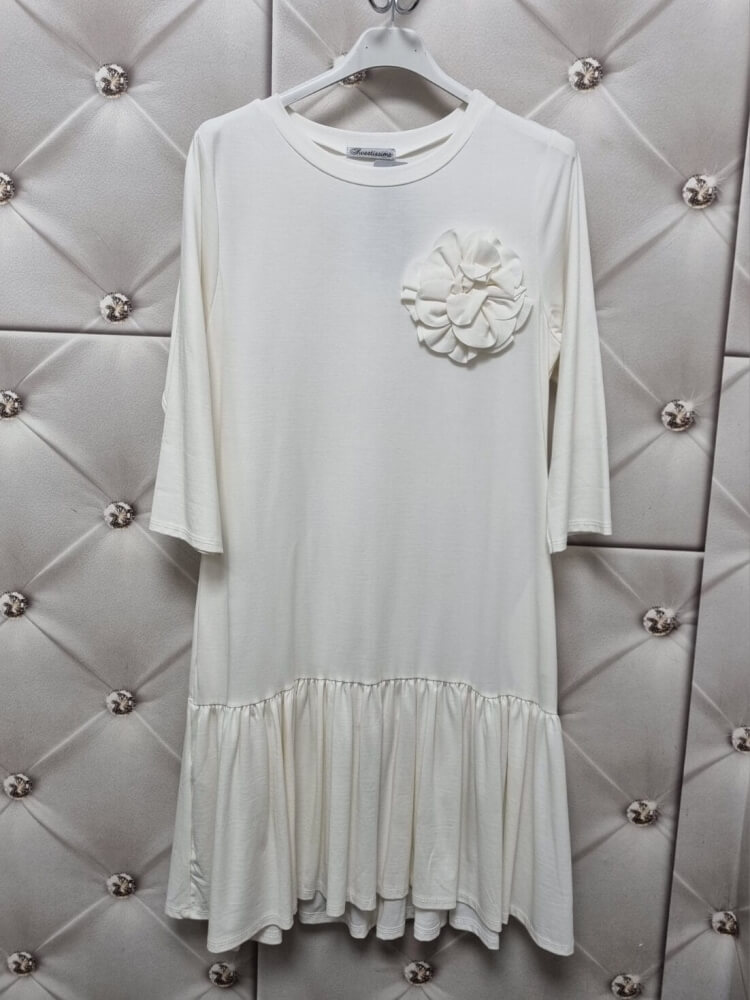 sukienka-blanca-biala-elegancka-sukienka-z-kwiatem-falbana-wloska-sukienka-oversize-lekka-letnia-sukienka-na-komunie-przyjecia-butik-szykownia-10