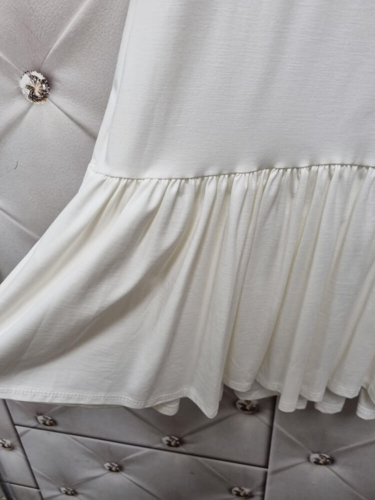 sukienka-blanca-biala-elegancka-sukienka-z-kwiatem-falbana-wloska-sukienka-oversize-lekka-letnia-sukienka-na-komunie-przyjecia-butik-szykownia-12