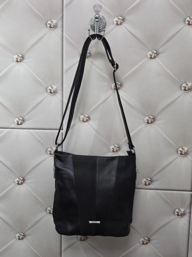 silviarosa-sr6021-torebka-damska-czarna-listonoszka-ekoskora-kieszenie-boczna-kieszonka-na-zamek-regulowany-pasek-codzienna-elegancka-klasyczna-modna-butik-szykownia-3