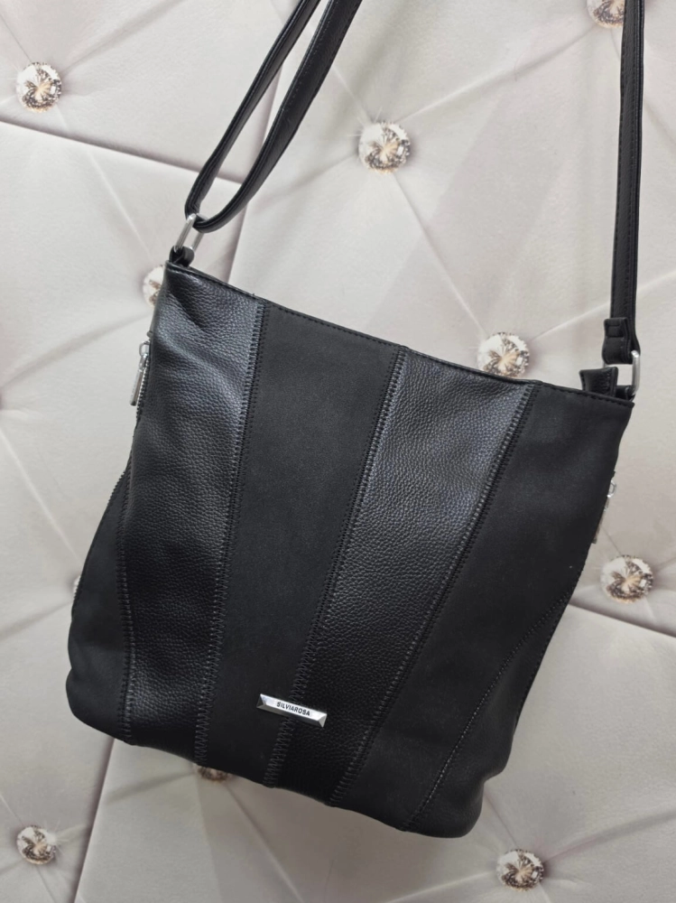 silviarosa-sr6021-torebka-damska-czarna-listonoszka-ekoskora-kieszenie-boczna-kieszonka-na-zamek-regulowany-pasek-codzienna-elegancka-klasyczna-modna-butik-szykownia-4