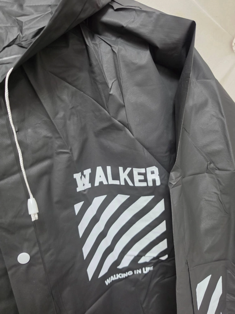 czarny-plaszcz-przeciwdeszczowy-bruno-rossi-d29-limitowana-edycja-raincoat-damski-wodoodporny-z-kapturem-oversize-lekki-na-deszcz-podrozny-modny-butik-szykownia-9