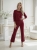 komplet-dzianinowy-bordowy-cosy-chic-elegancki-komplet-damski-wygodny-zestaw-damski-bluzka-spodnie-szerokie-nogawki-wiskoza-elastyczny-rozmiar-uniwersalny-modny-look-wiosna-2026-butik-szykownia-1