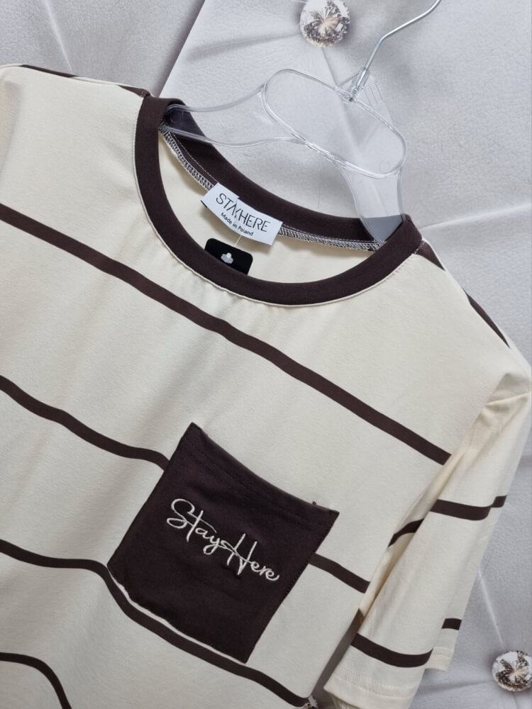 bluzka-tshirt-stayhere-paski-waskie-kieszonka-logo-czekolada-budyniowa-waniliowa-bawelna-uniwersalna-jakosc-model-6-butik-szykownia-8