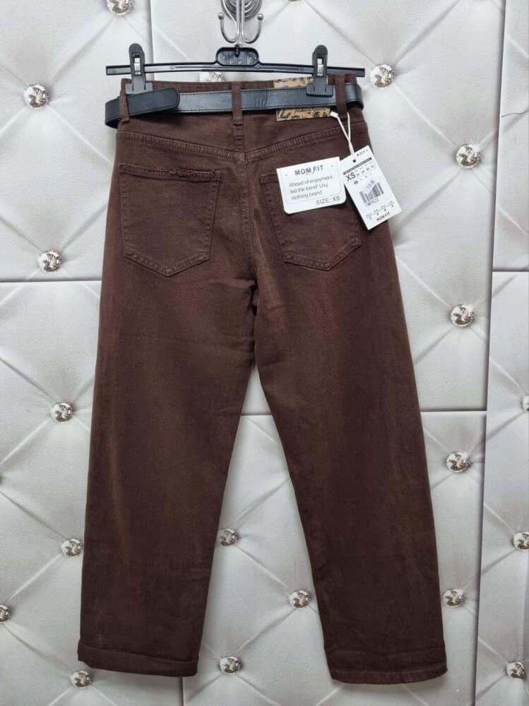 spodnie-jeansy-uiuj-mom-fit-umf822-czekoladowe-pasek-zlota-klamra-bawelna-elastan-stylizacja-damska-butik-szykownia-11