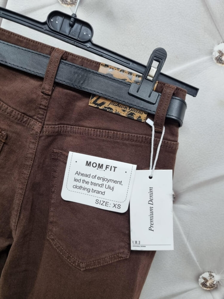spodnie-jeansy-uiuj-mom-fit-umf822-czekoladowe-pasek-zlota-klamra-bawelna-elastan-stylizacja-damska-butik-szykownia-12