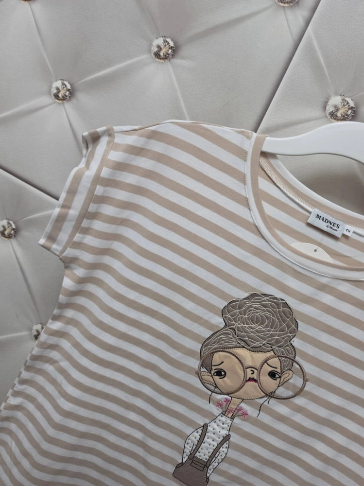 bluzka-tshirt-madnes-paski-bezowe-biale-aplikacja-3d-krotki-rekaw-premium-polska-produkcja-bawelna-elastyczna-rozmiary-1-2-3-codzienna-elegancka-butik-szykownia-7