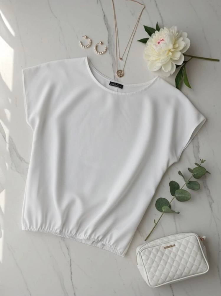 bluzka-niebieska-biala-lila-madex-bluzka-damska-z-gumka-na-dole-bluzka-maskujaca-brzuch-bluzka-wizkozowa-elegancka-codzienna-krotki-rekaw-okragly-dekolt-polska-produkcja-wiosna-lato-butik-szykownia-4