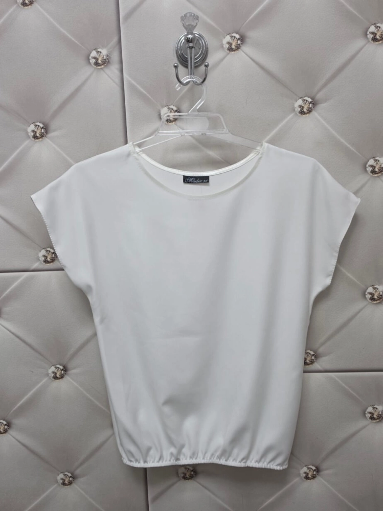 bluzka-niebieska-biala-lila-madex-bluzka-damska-z-gumka-na-dole-bluzka-maskujaca-brzuch-bluzka-wizkozowa-elegancka-codzienna-krotki-rekaw-okragly-dekolt-polska-produkcja-wiosna-lato-butik-szykownia-9