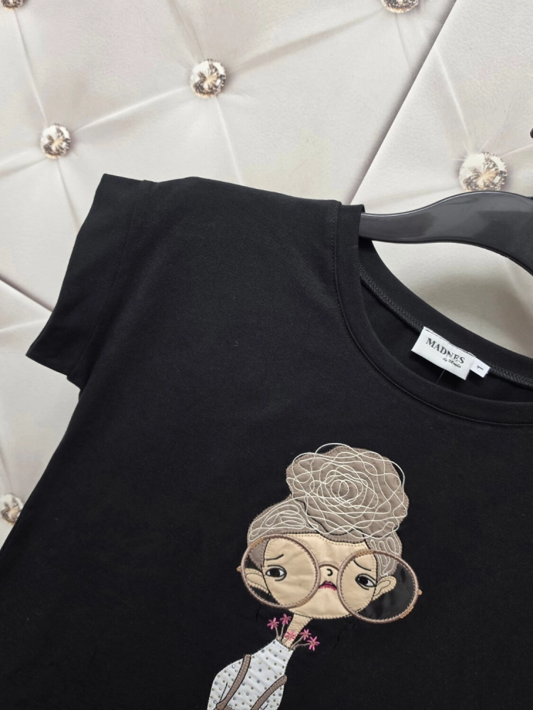 bluzka-tshirt-madnes-czarna-aplikacja-3d-krotki-rekaw-premium-polska-produkcja-bawelna-elastyczna-rozmiary-1-2-3-codzienna-elegancka-butik-szykownia-7