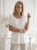 bluzka-blizniak-bianca-lace-biala-bawelniana-azurowa-falbanka-richelieu-oversize-lekka-przewiewna-wiosna-lato-butik-szykownia-3
