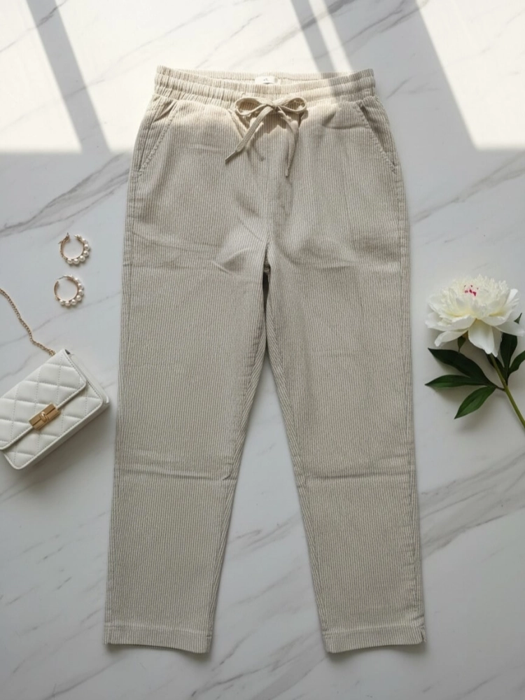spodnie-paseczki-bella-bezowe-biale-paski-elastyczne-guma-troczek-casual-wygodne-wiosna-lato-duze-rozmiary-butik-szykownia-3