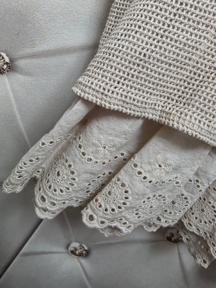 bluzka-blizniak-bianca-lace-bezowa-bawelniana-azurowa-falbanka-richelieu-oversize-lekka-przewiewna-wiosna-lato-butik-szykownia-10