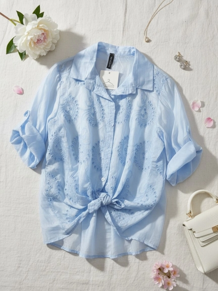 bluzka-koszulowa-luminara-mist-niebieska-baby-blue-haftowana-mgielka-tencel-lekka-przewiewna-wiazana-damska-elegancka-butik-szykownia-4