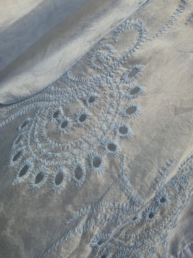bluzka-koszulowa-luminara-mist-niebieska-baby-blue-haftowana-mgielka-tencel-lekka-przewiewna-wiazana-damska-elegancka-butik-szykownia-11