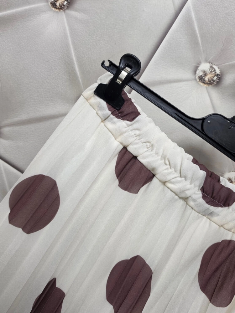 spodnica-plisowana-amara-dots-just-women-biala-czekoladowe-grochy-duze-kropki-midi-plisy-guma-w-pasie-wloska-produkcja-elegancka-wiosna-lato-butik-szykownia-7