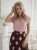 spodnica-plisowana-amara-dots-just-women-czekoladowa- pudrowy-roz-grochy-duze-kropki-midi-plisy-guma-w-pasie-wloska-produkcja-elegancka-wiosna-lato-butik-szykownia-2