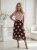 spodnica-plisowana-amara-dots-just-women-czekoladowa- pudrowy-roz-grochy-duze-kropki-midi-plisy-guma-w-pasie-wloska-produkcja-elegancka-wiosna-lato-butik-szykownia-5