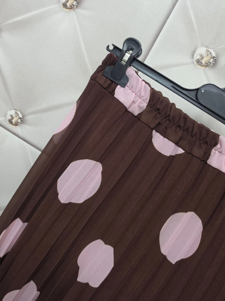 spodnica-plisowana-amara-dots-just-women-czekoladowa- pudrowy-roz-grochy-duze-kropki-midi-plisy-guma-w-pasie-wloska-produkcja-elegancka-wiosna-lato-butik-szykownia-6