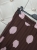 spodnica-plisowana-amara-dots-just-women-czekoladowa- pudrowy-roz-grochy-duze-kropki-midi-plisy-guma-w-pasie-wloska-produkcja-elegancka-wiosna-lato-butik-szykownia-6