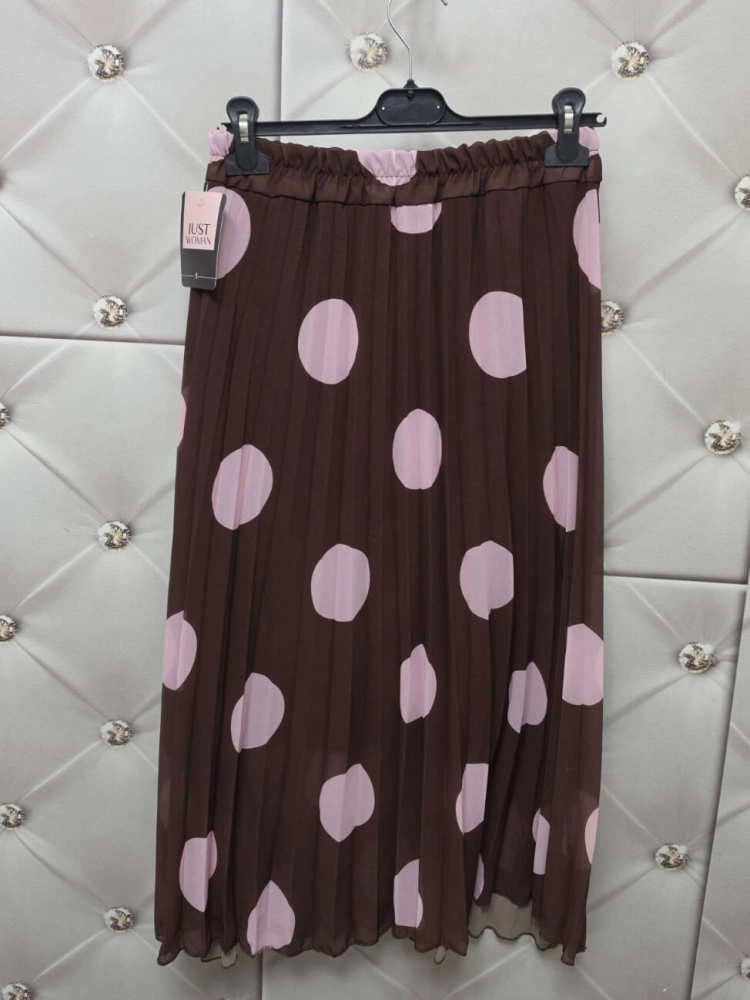 spodnica-plisowana-amara-dots-just-women-czekoladowa- pudrowy-roz-grochy-duze-kropki-midi-plisy-guma-w-pasie-wloska-produkcja-elegancka-wiosna-lato-butik-szykownia-8