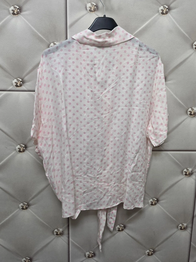 bluzka-koszulowa-pola-biala-pudrowe-kropki-wiazanie-wiskoza-oversize-krotki-rekaw-kolnierzyk-wiosna-lato-butik-szykownia-9