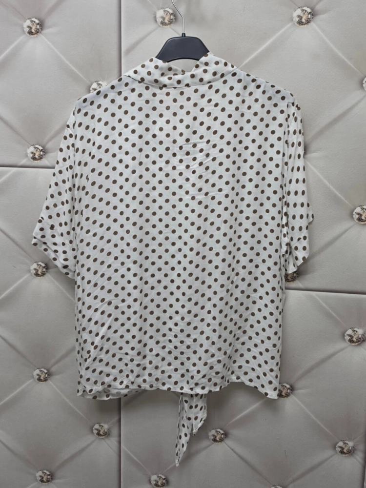bluzka-koszulowa-pola-biala-czekoladowe-kropki-wiazanie-wiskoza-oversize-krotki-rekaw-kolnierzyk-wiosna-lato-butik-szykownia-9