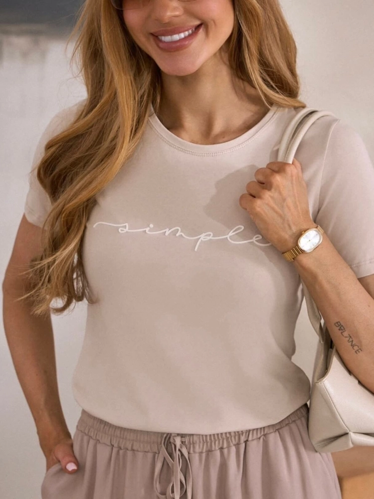 bluzka-tshirt-simple-latynka-bezowa-napis-bialy-small-size-bawelna-elastan-minimalistyczny-basic-krotki-rekaw-okragly-dekolt-polska-produkcja-kolekcja-wiosna-2026-butik-szykownia-1