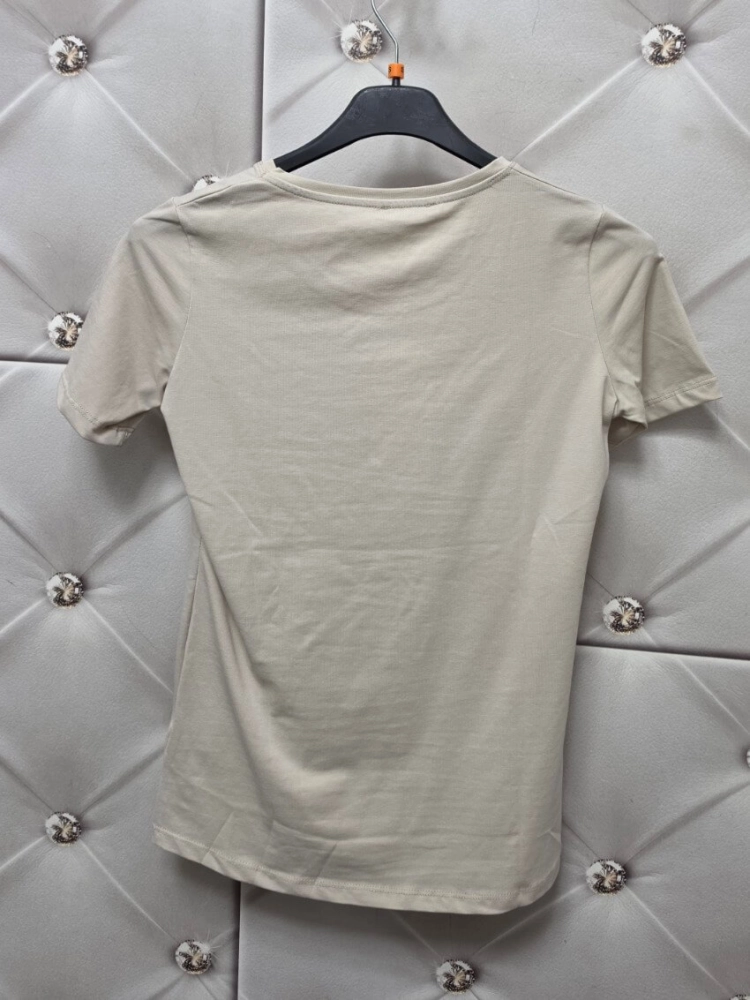bluzka-tshirt-simple-latynka-bezowa-napis-bialy-small-size-bawelna-elastan-minimalistyczny-basic-krotki-rekaw-okragly-dekolt-polska-produkcja-kolekcja-wiosna-2026-butik-szykownia-8