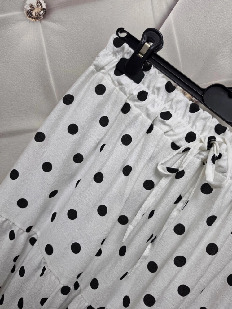 dluga-spodnica-marisella-biala-w-czekoladowe-grochy-wiskoza-elastan-guma-w-pasie-rozmiar-uniwersalny-maxi-spodnica-butik-szykownia-8